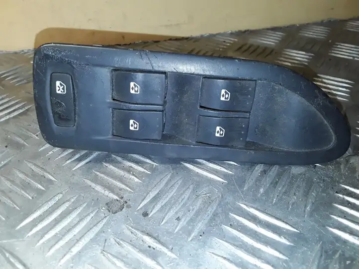Renault Laguna II (2001 - 2005) 8200397302 Блок кнопок стеклоподъемников — фото 1