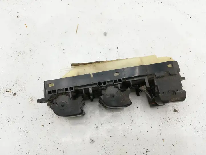 Toyota Avensis Verso (2001 - 2004) 8404044030 Блок кнопок стеклоподъемников — фото 3
