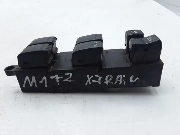 Nissan X-Trail T30 (2001 - 2007) Блок кнопок стеклоподъемников — фото 2