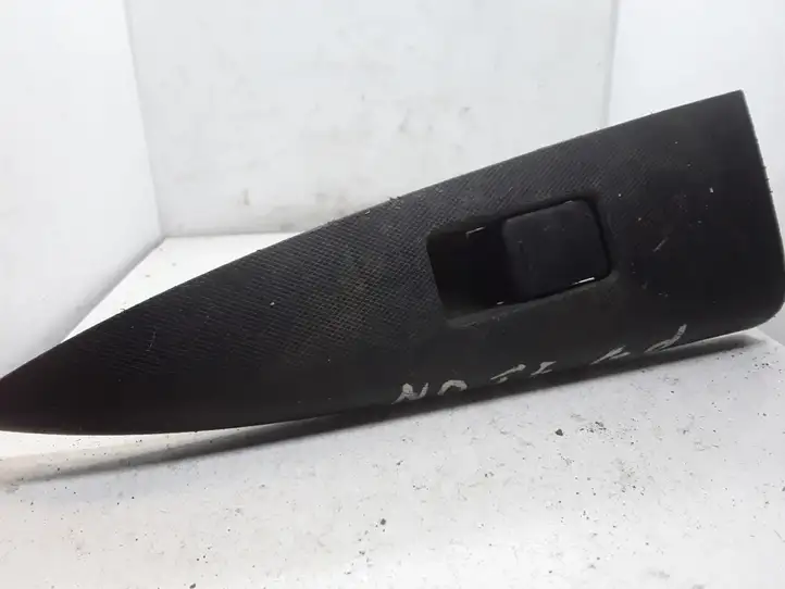 Nissan Note (E11) (2006 - 2014) Кнопка стеклоподъемников — фото 1