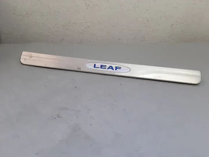 Nissan Leaf I (ZE0) (2010 - 2017) 999G68X001 Внутренняя отделка переднего порога — фото 1