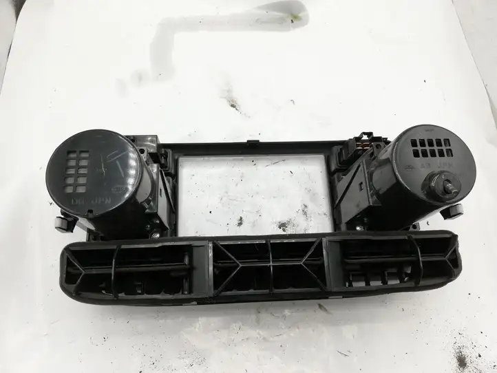 Nissan X-Trail T30 (2001 - 2007) E5715161100 Центральный воздушный дефлектор — фото 2