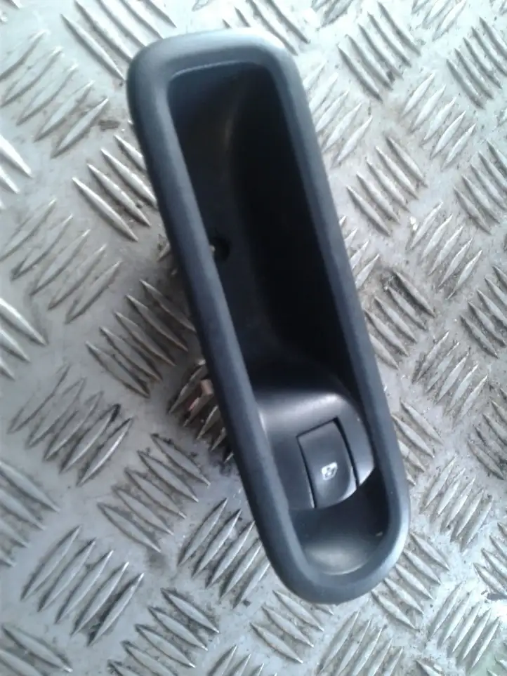 Renault Twingo II (2007 - 2014) 8200356517B Кнопка стеклоподъемников — фото 1