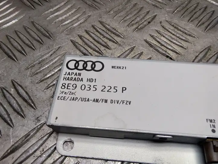 Audi A4 S4 B7 8E 8H (2004 - 2009) 8E9035225P Усилитель антенны — фото 2