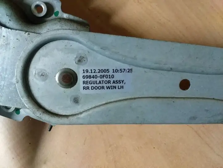 Toyota Corolla Verso E121 (2004 - 2007) 698400F010 Механический стеклоподъемник задней двери — фото 2