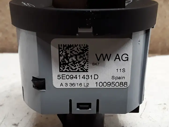 Skoda Fabia Mk3 (NJ) (2015 - 2021) 5E0941431D Включатель фонарей — фото 3