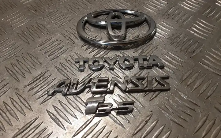Toyota Avensis T250 (2006 - 2009) Эмблема модели — фото 1
