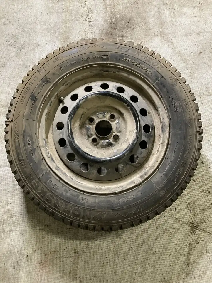 Toyota Corolla Verso E121 (2001 - 2004) Стальной штампованный диск R15 — фото 1