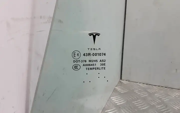 Tesla Model S (2016 - 2021) Стекло задней двери — фото 3