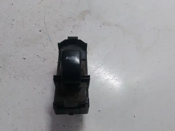 Toyota Corolla Verso E121 (2001 - 2004) 8403013030 Блок кнопок стеклоподъемников — фото 3