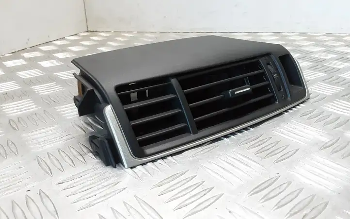 Toyota Verso (2009 - 2012) 556700F040 Центральный воздушный дефлектор — фото 4