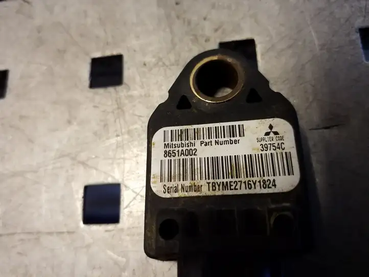 Mitsubishi Outlander (2007 - 2012) 8651A002 Датчик удара SRS — фото 3