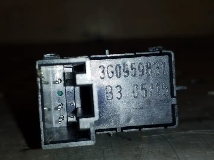 Volkswagen PASSAT B8 (2015 - ) 3G0959831 Кнопка закрытия крышки багажника — фото 2