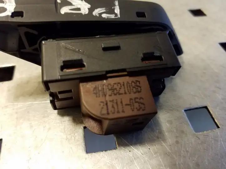 Audi A8 (2010 - 2014)  4H0962108B Включатель центрального замка