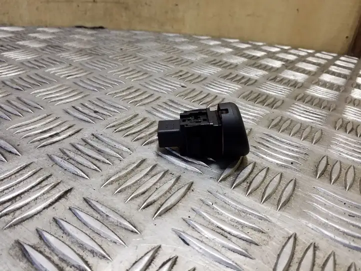 Nissan Juke I F15 (2010 - 2018) Включатель аварийных фонарей — фото 3