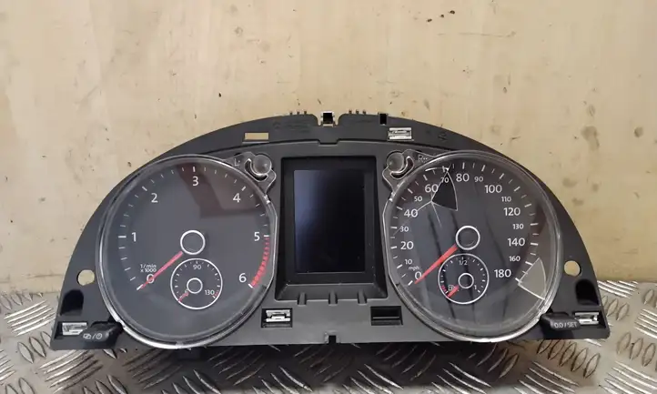 Volkswagen Passat CC (2012 - 2017)  3C8920971A Спидометр (приборный щиток)