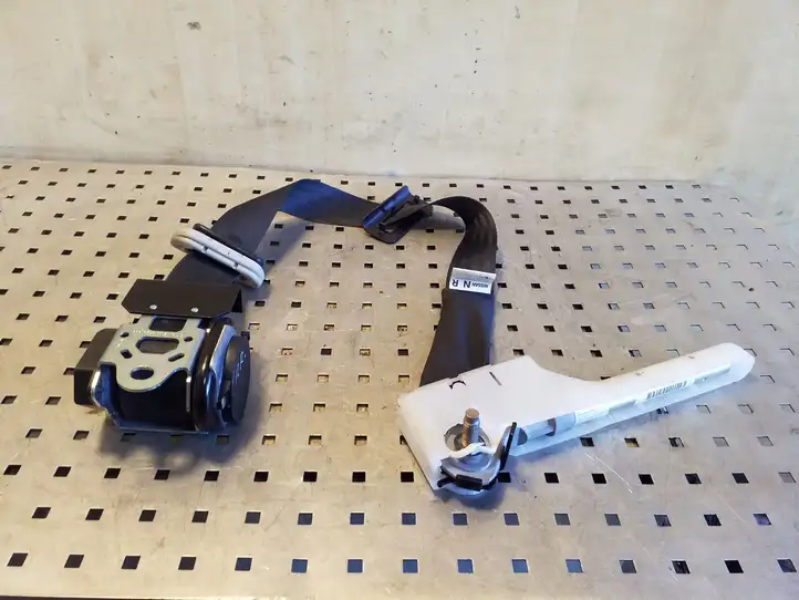 Nissan Juke I F15 (2010 - 2018)  617968000A Передний ремень безопасности