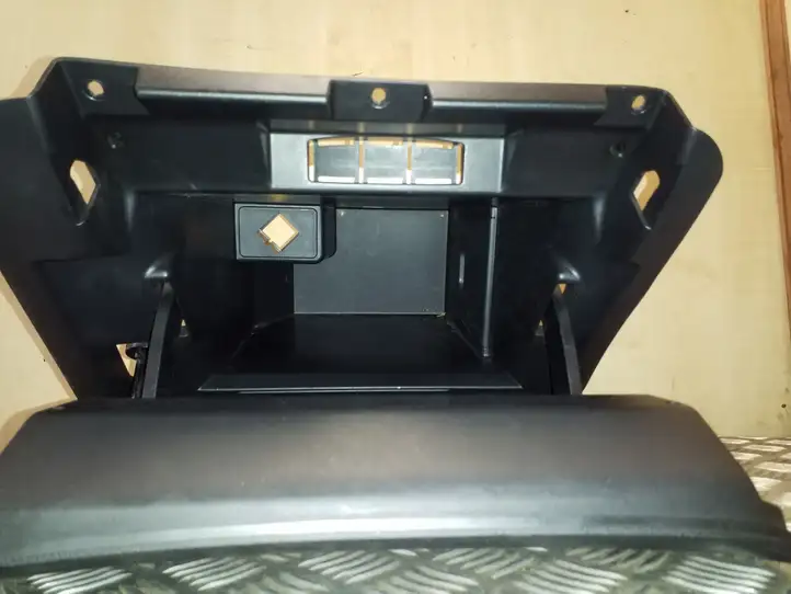 Nissan Juke I F15 (2010 - 2018)   Комплект ящика для вещей (бардачка)