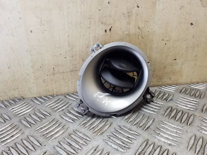 Nissan Juke I F15 (2010 - 2018)  687611KE0A Боковая воздушный дефлектор