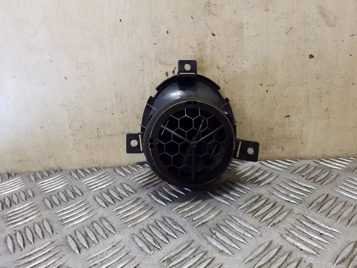 Nissan Juke I F15 (2010 - 2018)  687611KE0A Боковая воздушный дефлектор