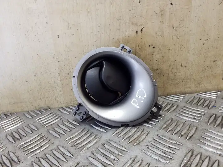 Nissan Juke I F15 (2010 - 2018) 687601KE0A Боковой воздушный дефлектор — фото 1