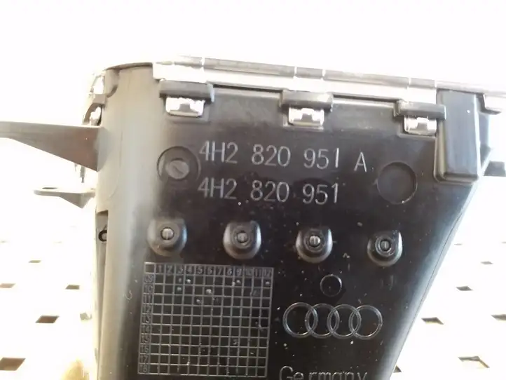 Audi A8 (2010 - 2014)  4H2820951A Центральный дефлектор