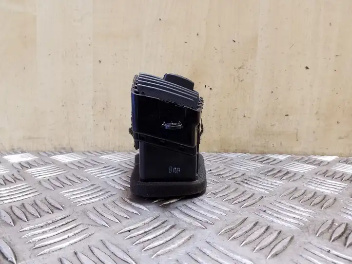 Kia Sorento (2002 - 2006)  974403E000 Центральный дефлектор