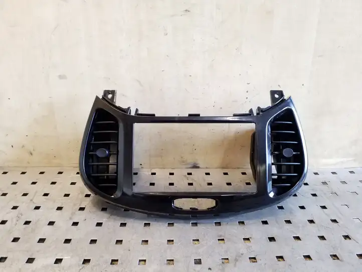 Nissan Juke I F15 (2010 - 2018) 687501KE0A Центральный воздушный дефлектор — фото 1