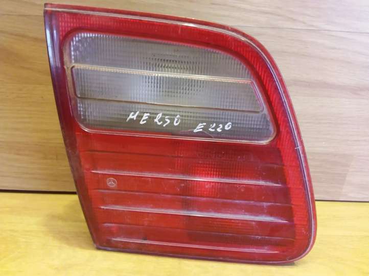 Mercedes-Benz E W210 (1995 - 2002)  A2108202364 Задний фонарь в крышке багажника