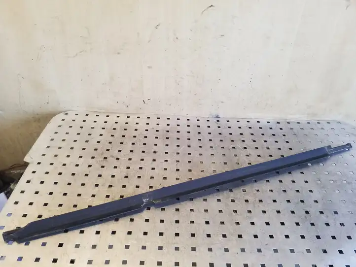 Volkswagen Tiguan (2007 - 2011) 5N0839478A Накладка стекла задней двери — фото 3