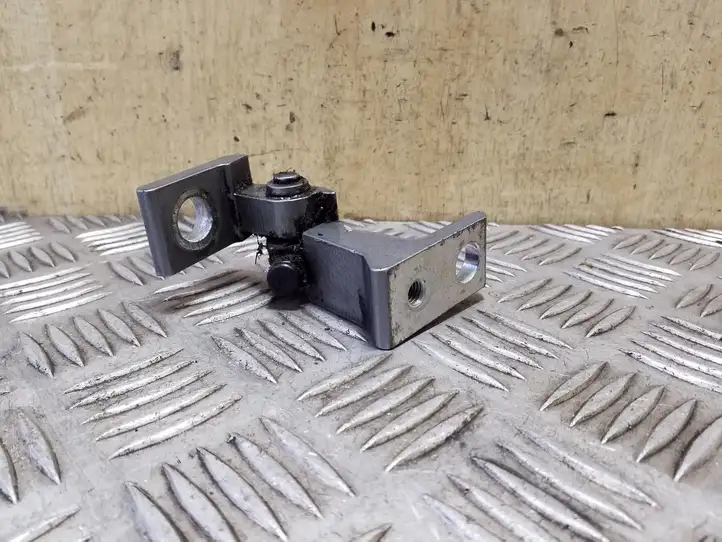 Audi A4 (2007 - 2011)  8K0831401B Нижняя петля задней двери