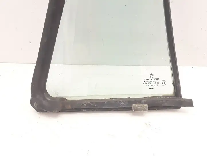 Peugeot 406 (1999 - 2006)  43R000929 Маленькое стекло 