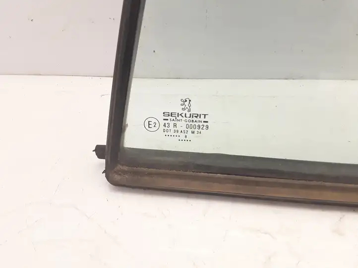 Peugeot 406 (1999 - 2006)  43R000929 Маленькое стекло 