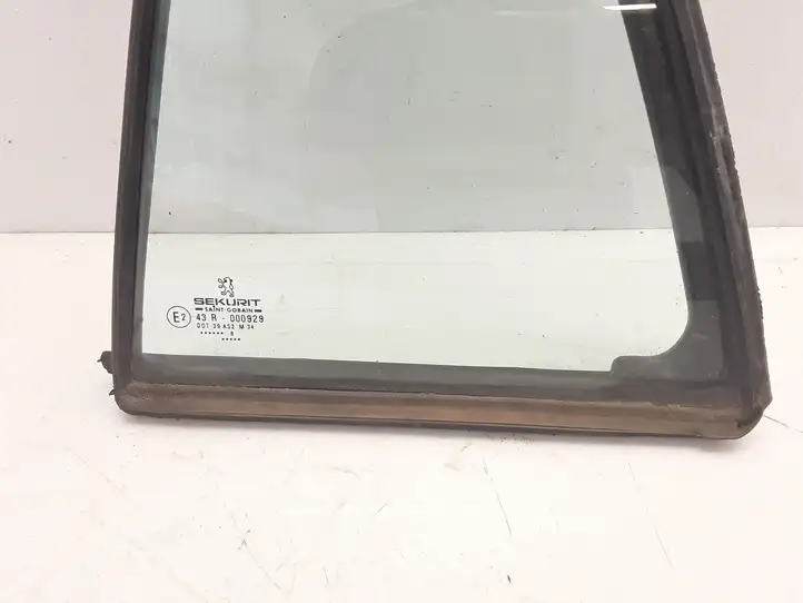 Peugeot 406 (1999 - 2006)  43R000929 Маленькое стекло 