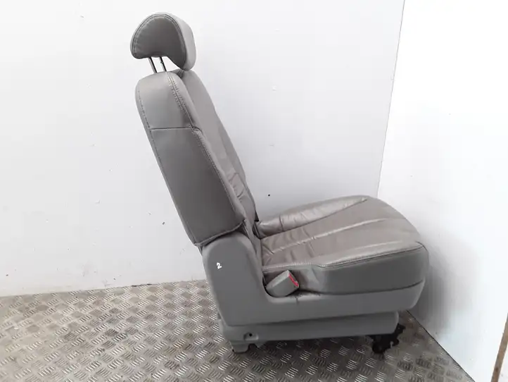 Kia Carnival (2006 - 2014) Второй ряд сидений — фото 7