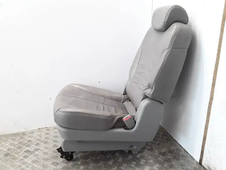 Kia Carnival (2006 - 2014) Второй ряд сидений — фото 2