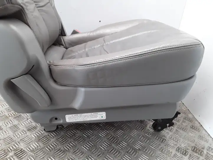Kia Carnival (2006 - 2014) Второй ряд сидений — фото 8