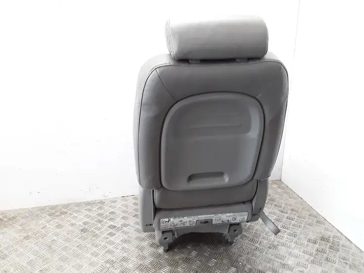 Kia Carnival (2006 - 2014) Второй ряд сидений — фото 11