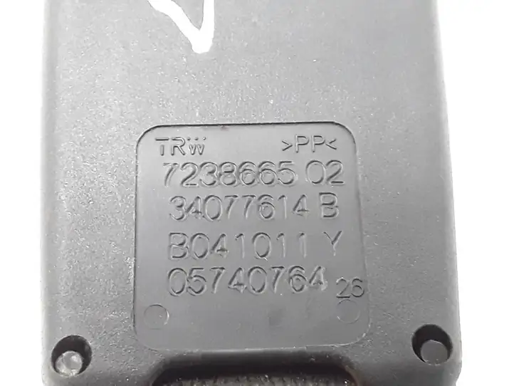 BMW 5 F10 F11 (2009 - 2016)  7238665 Задний средний замок ремня