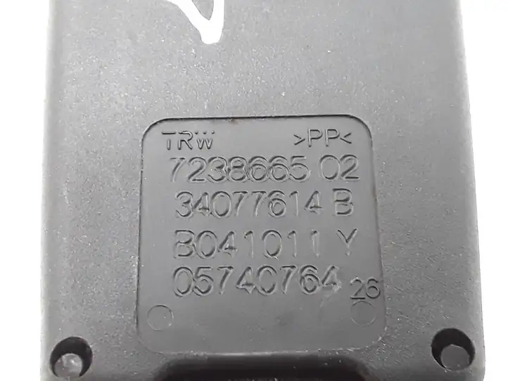 BMW 5 F10 F11 (2009 - 2016)  7238665 Задний средний замок ремня