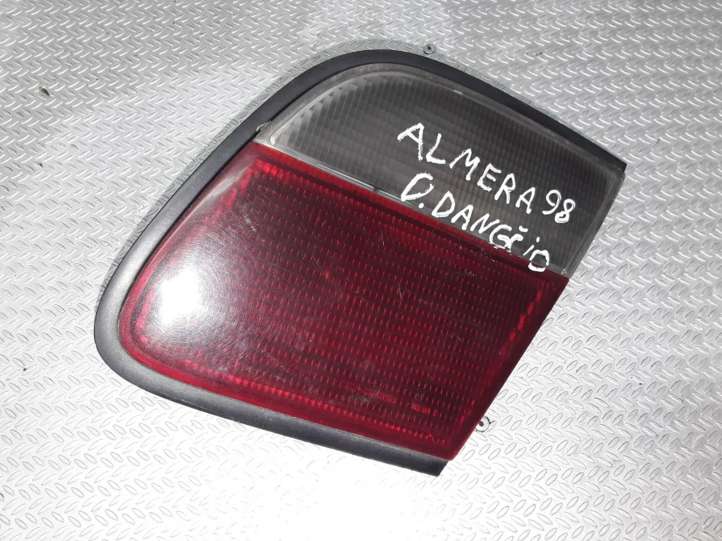 Nissan Almera (1993 - 2000)   Задний фонарь в крышке багажника