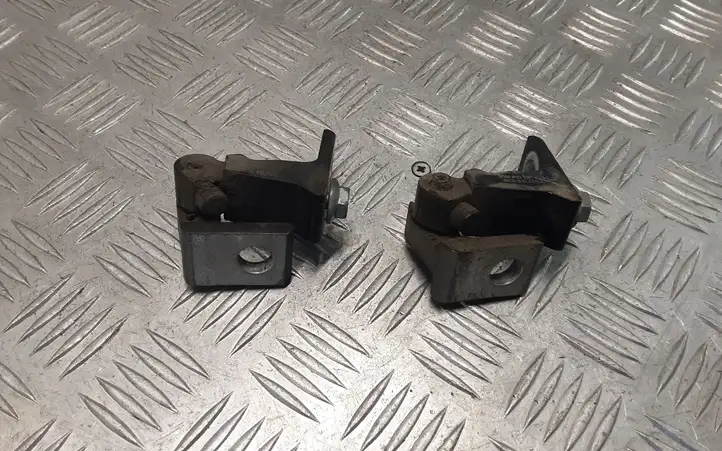 Audi A4 allroad (2009 - 2011)  8K0831402E  Комплект петель задней двери