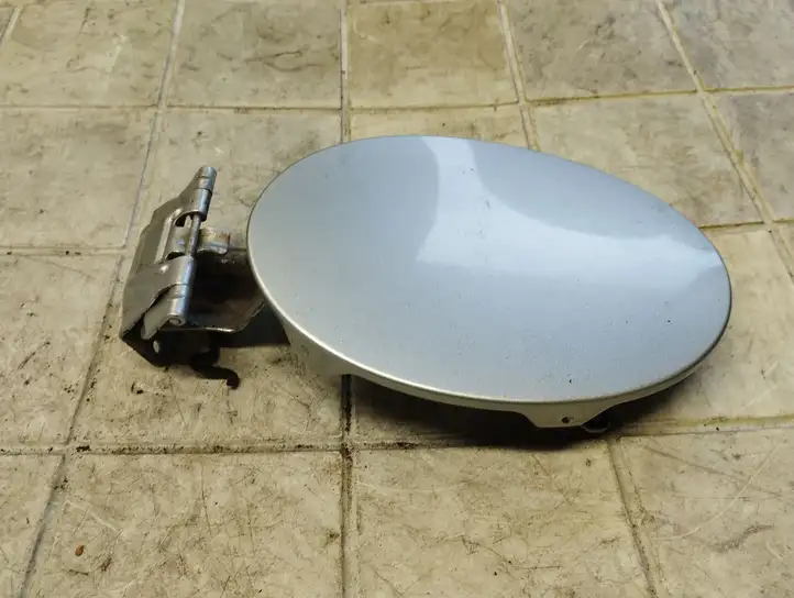 Mazda 3. (2003 - 2006)   Крышка топливного бака