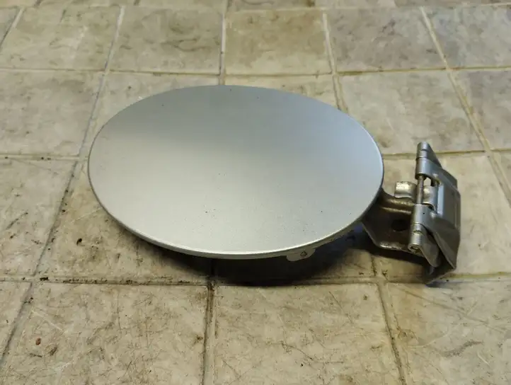 Mazda 3. (2003 - 2006)   Крышка топливного бака