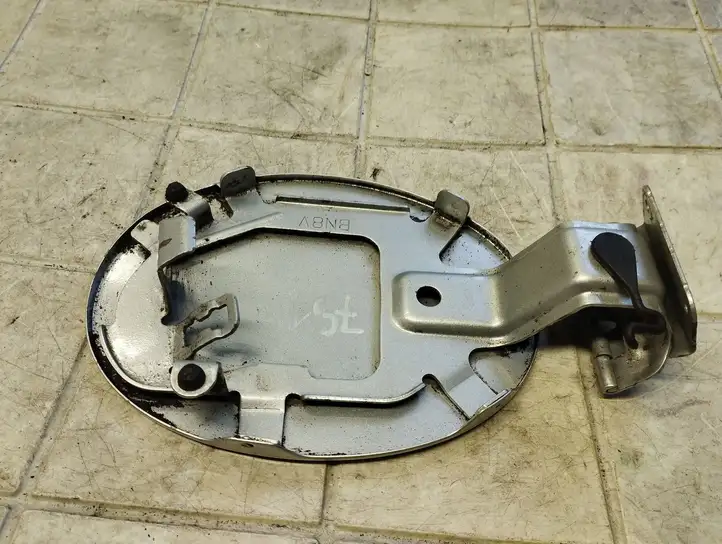 Mazda 3. (2003 - 2006)   Крышка топливного бака