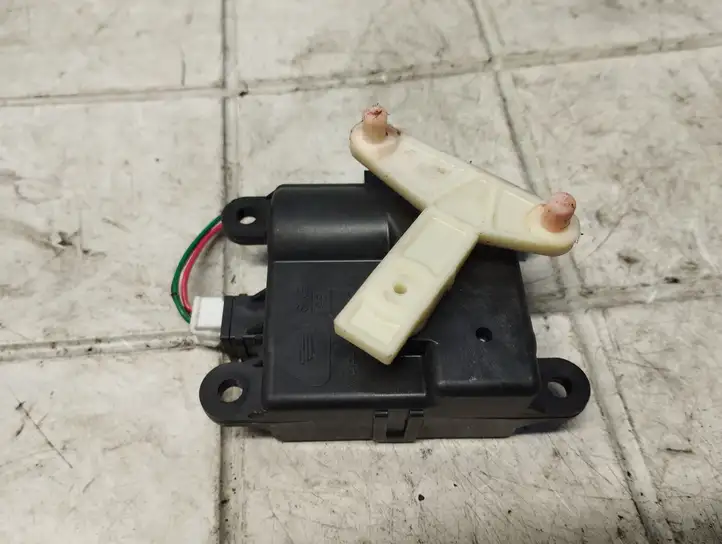 Nissan Primera (2001 - 2008)  3T05030820 Двигатель задвижки потока воздуха