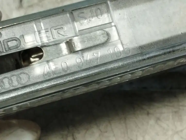 Audi A6 (2004 - 2008)  4D0947105A Другой фонарь салона
