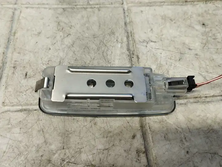 Audi A6 (2004 - 2008)  4D0947105A Другой фонарь салона