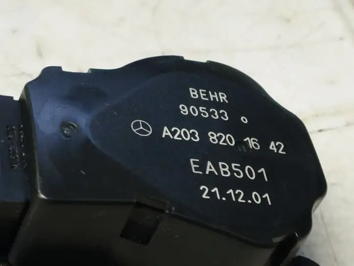 Mercedes-Benz C W203 (2000 - 2007) A2038201642 Двигатель задвижки потока воздуха — фото 2