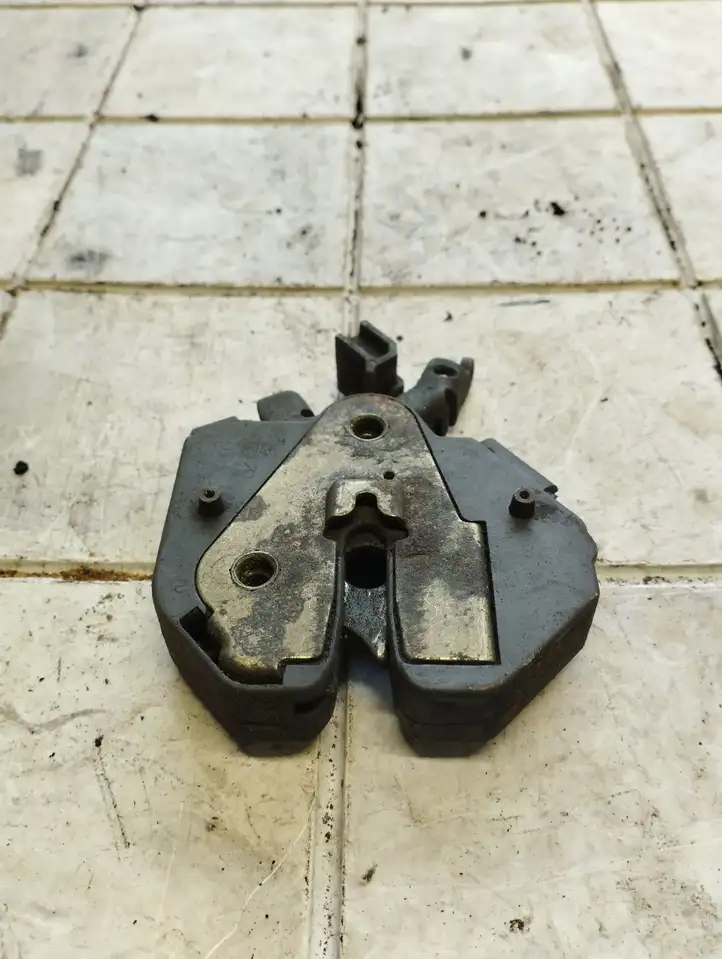 Volvo V70 (2000 - 2004) 9483765 Замок капота — фото 3